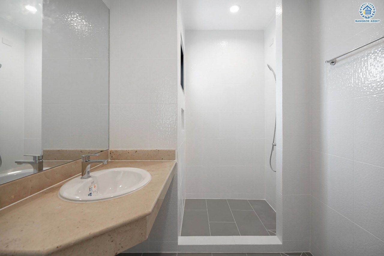 บ้านมือสองตกแต่งใหม่ โครงการ มณธานี บางแค หลังมุม ดีไซน์หรูหรา เนื้อที่ 66.6 ตร.ว. ฟังก์ชัน 3 ห้องนอน 3 ห้องน้ำ จอดรถได้ 2 คัน บนทำเลเดินทางสะดวก เชื่อมต่อหลายเส้นทาง ใกล้เดอะมอลล์บางแค ทางด่วน "กาญจนาภิเษก" และรถไฟฟ้า "สถานีหลักสอง"